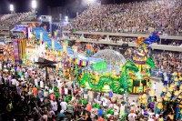 Seara, optional, va invitam la Sambadrom pentru Parada a Campionilor.