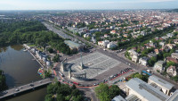 strabatand bulevardul Andrassy, asemanat deseori cu Champ Elysee-ul. Piata Eroilor este parte a Patrimoniului Universal UNESCO si se afla in fata Parcului Central al orasului.