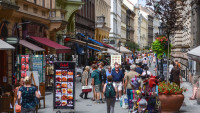 Dimineata, timp liber la dispozitie. Va recomandam o plimbare  pe celebra Vaci Utca. 