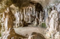 Vom vizita mica biserica din Piedigrotta-excavata in intregime in stancile tufacee