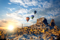 Suntem in spectaculosul peisaj cappadocian distins prin hornurile feerice, orasele subterane in expansiune si  bisericile sapate in tuf vulcanic, dar si al formelor bizare pe care natura le-a croit in roca de-a lungul vremii.