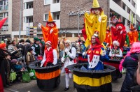 Pe strazile orasului veti putea gasi parade mai mici  si grupuri de participanti ce tin discursuri umoristice sau sesiuni de cantece de carnaval.