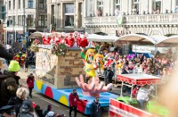 Mii de participanti la carnaval imbracati in costume se plimba pe Königsallee creand o atmosfera placuta, plina de ritm si distractie.