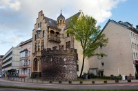 Se mai pot admira: Bisericile Romane, Primaria, Portile orasului, Overstolzenhaus- o casa romanica din Sec al XIII-lea