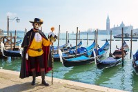 Carnavalul de la Venetia este unul dintre cele mai vechi si mai fascinante evenimente din lume, atragand in fiecare an milioane de vizitatori din intreaga lume.