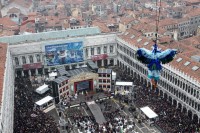 De la ora 12:00 este programat un moment impresionat si anume “Volo della’Aquila”-Zborul Vulturului