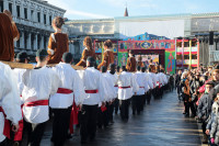 Competitia cu spirit de carnaval se intoarce in Piata San Marco, unde fantezia costumelor, mastilor, penelor si palariilor sfideaza cu desavarsire monotonia.