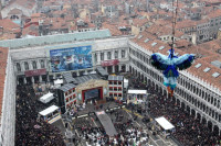 Celebrul zbor la Vulturului–Volo della Aquila din Piazza San Marco la ora 12:00. Pentru editia din acest an a Carnavalului s-a pregatit un zbor spectaculos din turnul clopotnita al Venetiei catre scena din Piata San Marco.