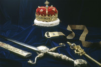 iar aici se pot vedea bijuteriile coroanei Scotiei si “Piatra Dinastiei”, acum din nou in Scotia, unde ii este locul.
