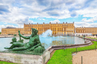 Timp liber pentru explorarea orasului sau excursie optionala la castelul Versailles. Impresionantul Castel al lui Ludovic al XIV-lea este situat la 17 km de Paris.