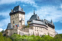 Excursie optionala la Castelul Karlstejn, cu siguranta cea mai populara destinatie din Cehia, dupa Praga, situat la 30 km de oras intr-un cadru natural deosebit de pitoresc.
