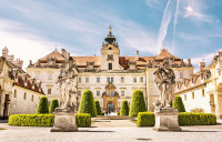Castelele Lednice si Valtice, precum si gradinile englezesti si franceze, minaretul, apeductul roman si sera au fost create de arhitectii austrieci pentru printii din Liechtenstein.