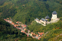 Datorita pozitiei sale strategice, castelul Karlstejn  este locul in care au fost pastrate timp de aproape 200 de ani bijuteriile coroanei Imperiului Romano – German.