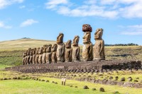 si Ahu Tongariki unde 12 moai au fost aproape total distrusi in haosul razboaielor tribale si tsunami din 1960