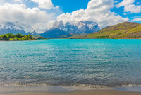 Dupa amiaza, va invitam la o sedinta de trekking intre apele turcoaz ale lacului Nordenskjöld, si muntii Torres del Paine si Cuernos Del Paine, care impresioneaza prin forma si culoarea lor contrastanta.