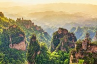 Vom vizita azi punctul central al zonei - Parcul National Forestier Zhangjiajie, care face parte din zona de peisaj si interes istoric Wulingyuan