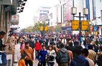 Vizitam si faimoasa strada de shopping Guan Qian, onorata cu titulatura de una dintre cele patru celebre strazi pietonale din China