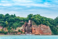 LeShan si Marele Buddha sunt una dintre cele mai impresionante si importante atractii istorice si culturale din provincia Sichuan, fiind incluse in Patrimoniul Mondial UNESCO.