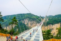 Daca tot suntem aici nu vom rata nici Podul de Sticla (Glass Bridge), unul dintre cele mai lungi si mai inalte poduri de sticla pietonale din lume.