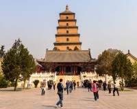 Continuam turul cu vizitarea complexul arhitectural Marea Pagoda a Gaste Salbatice, locul de unde s-a raspandit budismul in China. Complexul dateaza din timpul dinastiei Tang si este simbolul Xian-ului.