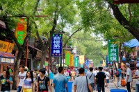 Dupa pranzul la un restaurant local facem o plimbare pe Strada Musulmana, una dintre cele mai populate artere din Xian