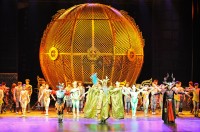 Seara participam la celebrul Spectacol de Acrobatii al orasului.