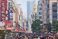 Timp liber la dispozitie pentru shopping pe Nanjing Road, renumit pentru multitudinea centrelor comerciale