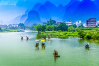 Guilin are reputatia unuia din cele mai pitoresti locuri din China, cu peisajul carstic, raurile curate, peisajul idilic, terasele de orez si minoritatile etnice.