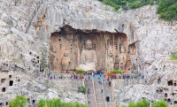 ne deplasam la sud de oras unde vom vizita incredibilele Grote Longmen (din patrimoniul UNESCO) - o serie de pesteri-temple budiste, sculptate in stanca, pe malul raului Yi