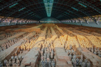 Unificatorul Chinei care inainte de moartea sa, in anul 210 a.c., a dispus ca in mausoleul sau sa fie ingropate statui reproducand in marime naturala mii de soldati din diferite corpuri de armata, cu cai, care si arme.