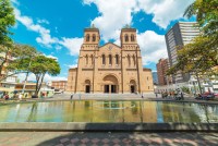 . Azi vom face un tur al orasului Medellin care a cunoscut profunde transformari sociale.