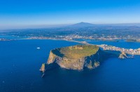 Tot in partea de est a insulei se afla stanca Seongsan Ilchulbong care este de fapt un crater ce s-a format in urma unei eruptii subacvatice acum 5000 de ani