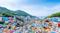 Scari abrupte, alei intortocheate si case viu colorate alcatuiesc peisajul Satului Cultural Gamcheon
