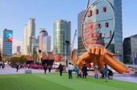 Ne indreptam catre cartierul Gangnam, una dintre cele mai exclusiviste zone din Seul, unde zgarie-norii, restaurentele de lux si magazinele de designer creaza peisajul citadin.