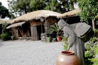 transfer la Muzeul Folclorului si Istoriei Naturale unde vom afla despre cultura si mediul natural al insulei