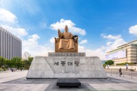 Turul de oras incepe in Piata Gwanghwamun, un loc cu istorie indelungata ce a trecut prin multe transformari