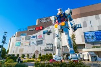 Odata ajunsi pe insula artificială Odaiba, destinatia principala va fi complexul DiverCity Tokyo Plaza, unde vom fi impresionati de statuia uriasa Unicorn Gundam