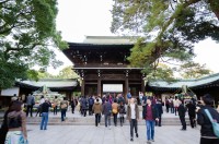 Ajungem si la altarul sintoist Meiji Jingu, ridicat in 1920 in cinstea Imparatului Meiji si a Imparatesei Shoken, carora li se atribuie modernizarea Japoniei.