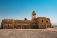 Vom ajunge la Qasr el-Yahud, „qasrˮ însemnând „castelˮ iar „el yahudˮ - „al evreilorˮ considerat a fi locul original al botezului din Pustia Iudeii.