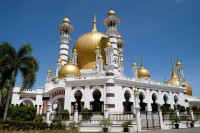 Pe drum vom opri in orasul regal Kuala Kangsar unde vom fotografia Moscheea Ubudiah, Palatul Iskandariah si Istana Kenangan