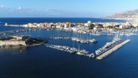 Vom incepe cu Trapani care, cu forma sa de secera, din grecescul „Drepanon”, beneficiaza de o pozitie geografica de invidiat