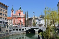Vom face si o plimbare in centrul istoric unde vom admira decoratiunile unice de Craciun, Podul Triplu (Tromostovje) si Podul Dragonului.