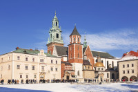 Dealul Wawel cu Castelul Wawel, mandria si simbol al rezistentei Poloniei, resedinta regala inca din Sec XI, reconstruit la inceputul Sec XVI in stilul Renasterii