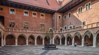 Coboram Drumul Regal in centrul istoric al Cracoviei (inclus pe lista patrimoniului cultural UNESCO in 1978), unde vom vedea Collegium Maius al Universitatii Jagiellona