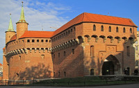 Incheiem cu poarta Sf. Florian si turnul Barbakan (Barbican), din fortificatiile medievale ale orasului.