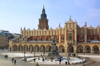 si Rynek (Piata Mare) cu Turnul Primariei, Sukiennice (hala postavarilor) cu magazinele de suveniruri si Bazilica Sf. Maria, cu superbele vitralii si altarul lui Veit Stoss