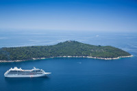 Excursia continua spre Dubrovnik, nu inainte de a face un stop fotografic in locul special amenajat care ofera o panorama deosebita asupra orasului si a insulei Locrum.