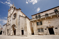 Incepem turul orasului pe incantatoarele stradute ale centrului vechi, pietele ce adapostesc frumoase palate Renascentiste, magnifica Catedrala a Sfantului Marcu-patronul sfant al orasului.