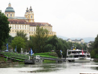 Intoarcere la Viena pe defileul Dunarii Wachau. Vom urma cel mai frumos traseu al Dunarii, stramtoare cunoscuta sub numele de Wachau. Puteti admira Castele medievale, sate pitoresti si celebrele plantatii viticole.