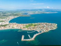 Dikili combina peisajul verde al padurilor cu auriul plajelor cu nisip.